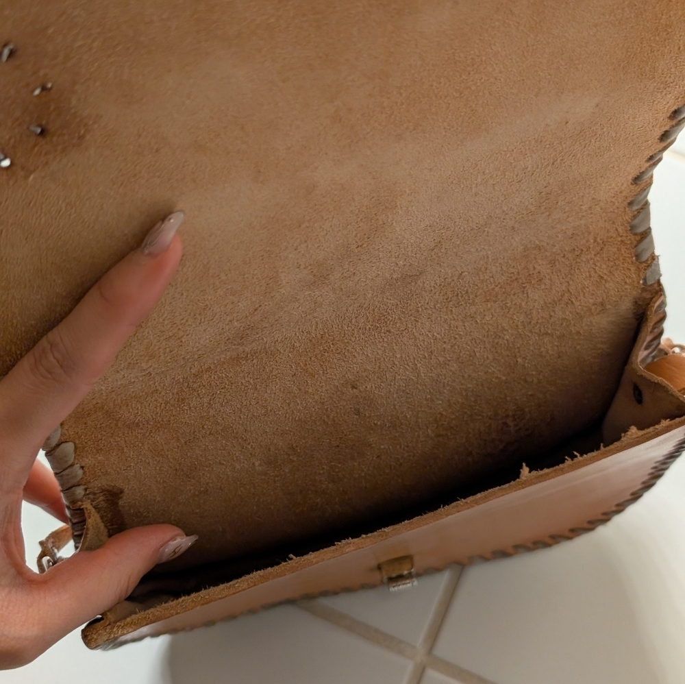 Vintage Boho Hippie Tan Real Leather Shoulder Bag with Floral Design Metal Clasp - Picture 4 of 7